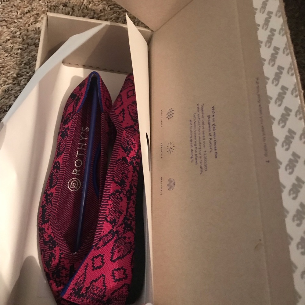 New in box rothys flats size 7.5 pink snake